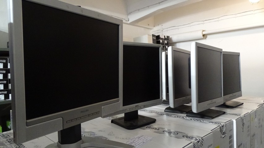 Ceny wywoławcze wahają się od 200 zł za monitory LCD do...
