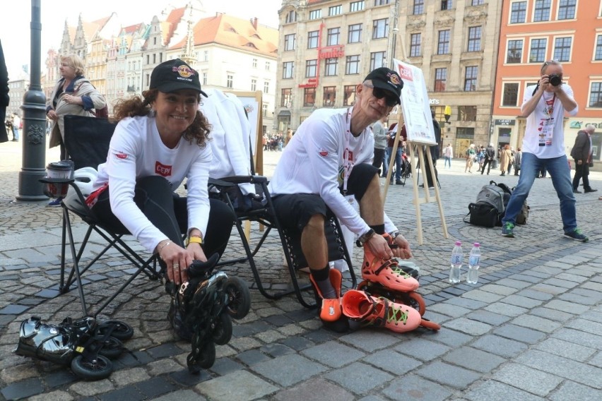 Wrocław. Mąż i żona jeżdżą wokół Rynku, na rolkach. I to przez całą dobę. Po co? (ZDJĘCIA)