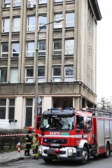 Kraków. Tajemnicza substancja w biurowcu. Pracownicy: cały czas czujemy drażniący zapach