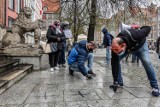 Happening na Długim Targu w Gdańsku pod nazwą "Przemilczani - upamiętnienie ofiar COVID 19"