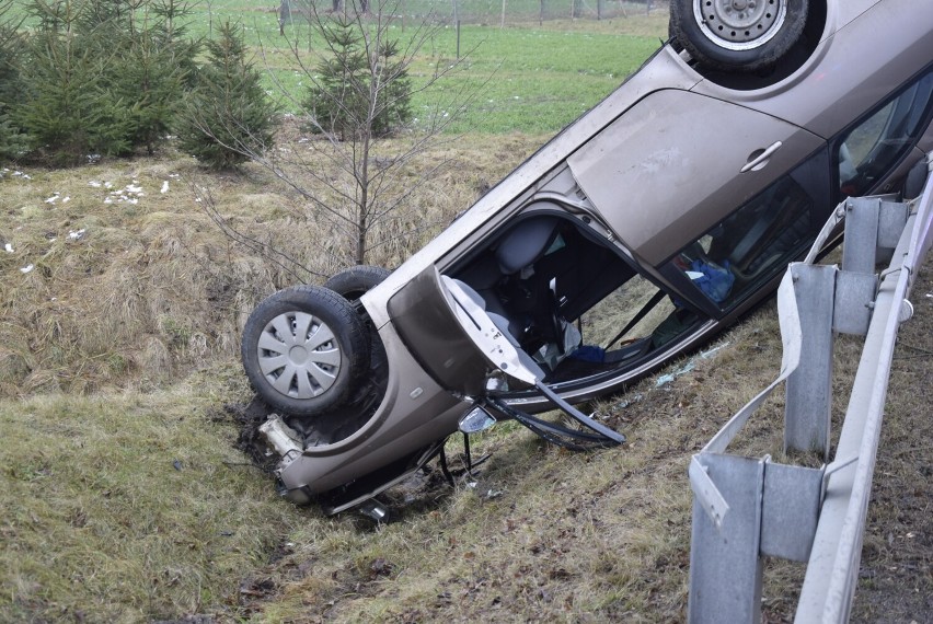 Dachowanie w Pamiętnej pod Skierniewicami. Mężczyzna, o własnych siłach, opuścił pojazd