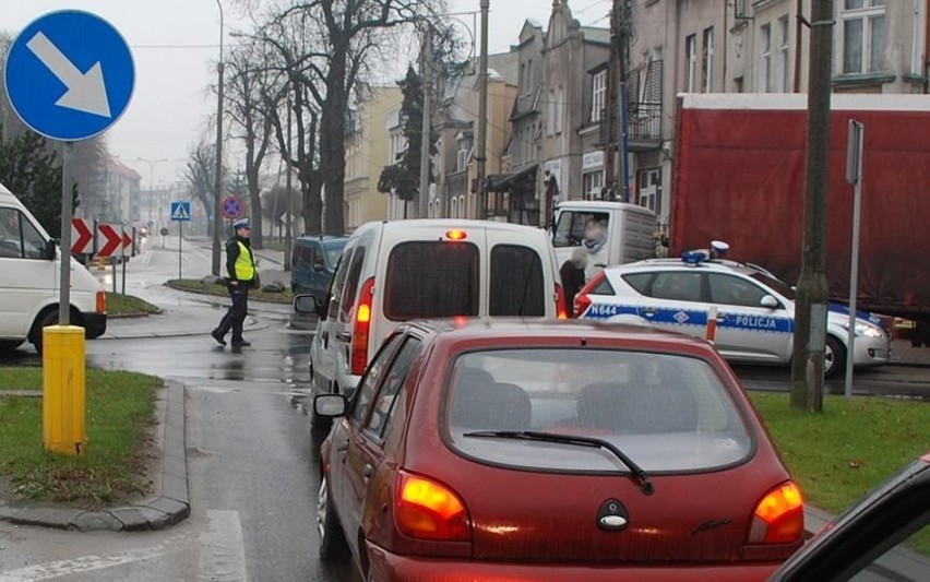 KPP Kwidzyn: Wypadek na rondzie Jana Pawła II. Młody kierowca trafił do szpitala