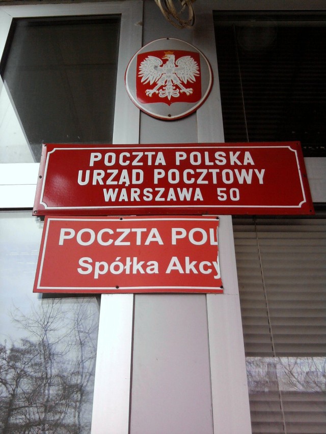 Urząd pocztowy nr 50 mieści się w Alei Stan&oacute;w Zjednoczonych. Szyld jest trochę pokiereszowany. Nie ma to jednak znaczenia dla klient&oacute;w Poczty. Jak widać dla samej Poczty r&oacute;wnież. fot. R. Grzeszczyk