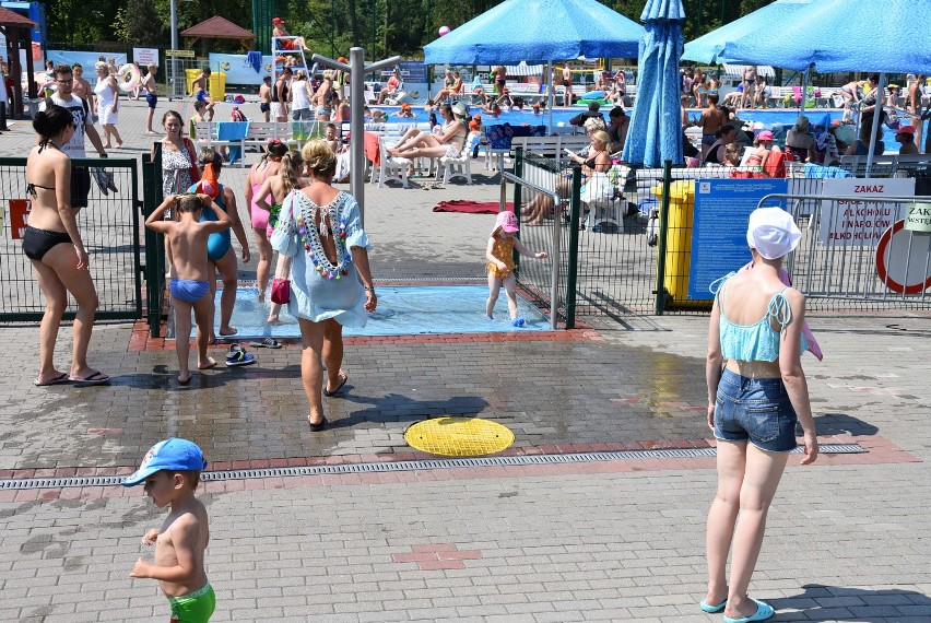 Tłumy na basenie we Wrześni. Wodne szaleństwo na Gnieźnieńskiej [FOTO]