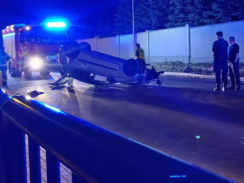 Wypadek na drodze Włocławek - Lipno. Peugeot uderzył w nowe barierki i dachował [zdjęcia]