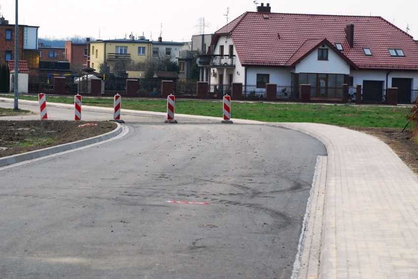 Budowa drogi w Jarocinie: Drogowcy wylali już asfalt na...