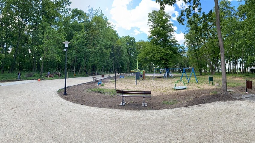 Zmodernizowany park przy pałacu w Buczu.