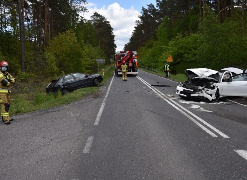 Zderzenie sportowego Mercedesa i Forda Focusa pod Bukowcem [ZDJĘCIA]