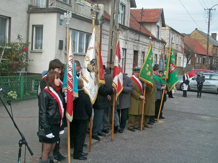 Wyróżniony sztandar - drugi od lewej.