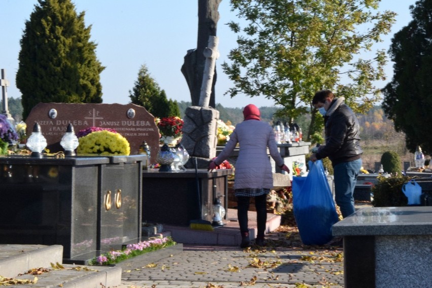 Oblężenie cmentarza w Staszowie w niedzielę, 8 listopada. Tłumy ruszyły na groby (ZDJĘCIA)