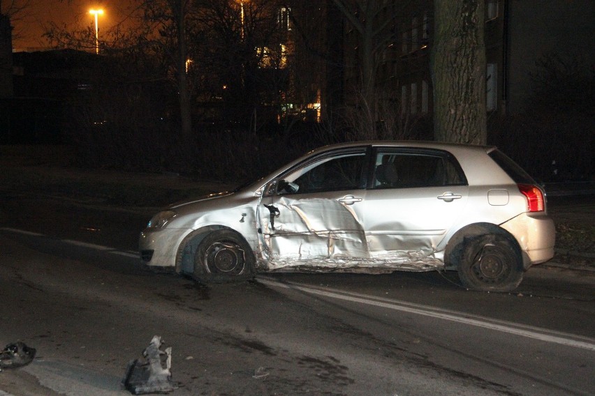 Wypadek na ul. Źródłowej w Łodzi. Sprawcy uciekli z miejsca wypadku [ZDJĘCIA]