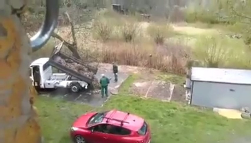 Mysłowice: pracownicy MZGK wrzucili gruz do studzienki kanalizacyjnej [WIDEO]