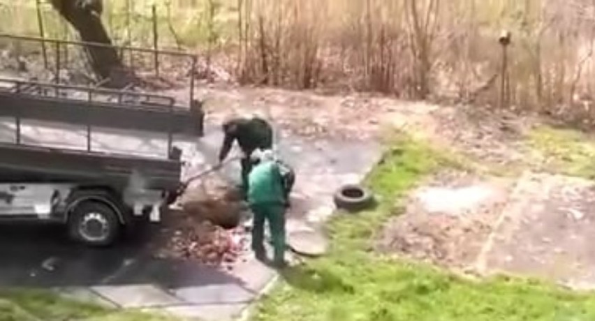 Mysłowice: pracownicy MZGK wrzucili gruz do studzienki kanalizacyjnej [WIDEO]