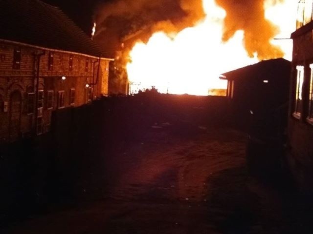 W nocy z 25 na 26 lutego w przy ul. Krośnieńskiej w Cybince spłonął skład budowlany. Informację o zdarzeniu otrzymaliśmy od Czytelnika, który przesłał nam ją w wiadomości na Facebooku wydania internetowego "Gazety Lubuskiej". Dziękujemy!
Strażacy otrzymali zgłoszenie o pożarze o godz. 1.20. Po 14 minutach byli już na miejscu. Palił się budynek o wielkości 20 na 12 metrów kwadratowych. - Akcja gaśnicza trwała do 5 rano. Brały w niej udział dwa zastępy zawodowej strażaków i sześć ochotników - w sumie 38 ratowników. Spaleniu uległ cały drewniany budynek i znajdujące się w nim materiały budowlane oraz dwa samochody dostawcze i wózek widłowy. Straty oceniono wstępnie na ok. 3 mln zł. - informuje kpt. Dariusz Szymura rzecznik prasowy Państwowej Straży Pożarne w Gorzowie Wlkp. 

Pijany kierowca potrącił w Zwierzynie cztery osoby. WIDEO:



