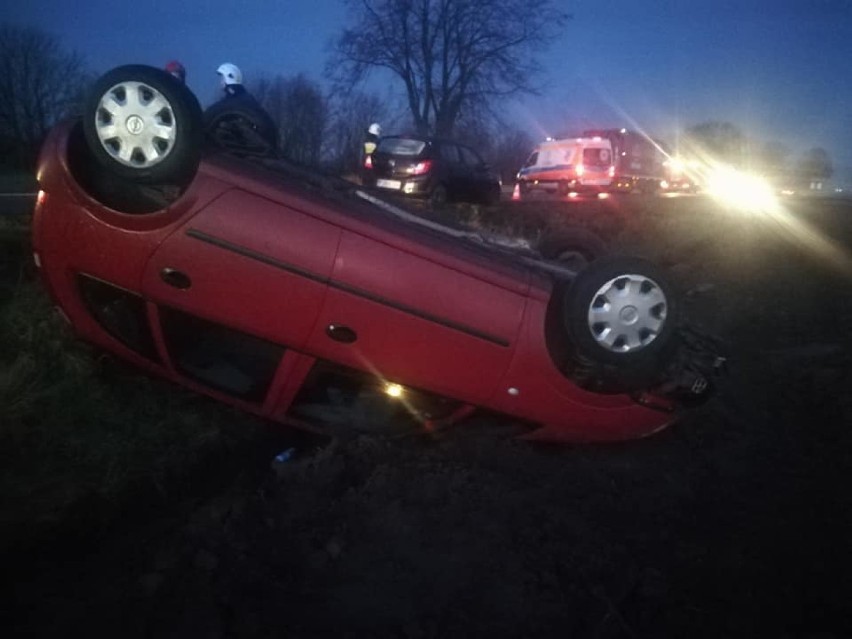 Poranny wypadek na trasie Kłecko-Gniezno. Osobówka dachowała podczas wyprzedzania ciężarówki