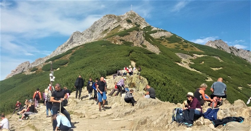 Kondracka Przełęcz (1725 m n.p.m.). Stąd na wierzchołek...