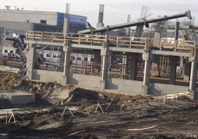 wypadek na budowie dworca w Poznaniu, przewrócony dźwig