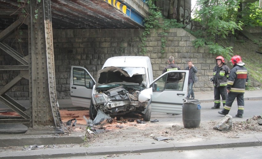 Kraków: kolizja przy ul. Prądnickiej. Auto wjechało w wiadukt. Jedna osoba ranna [ZDJĘCIA]