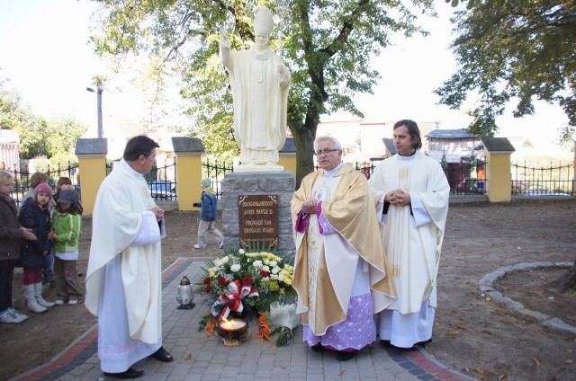 Przy kościele św. Wojciecha odsłonięto 16 października pierwszy w mieście pomnik Jana Pawła II