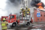 Pożar przy ulicy Mostowej w Międzychodzie. Płonie budynek ze sprzętem AGD i RTV. Na miejscu ponad 20 zastępów straży pożarnej