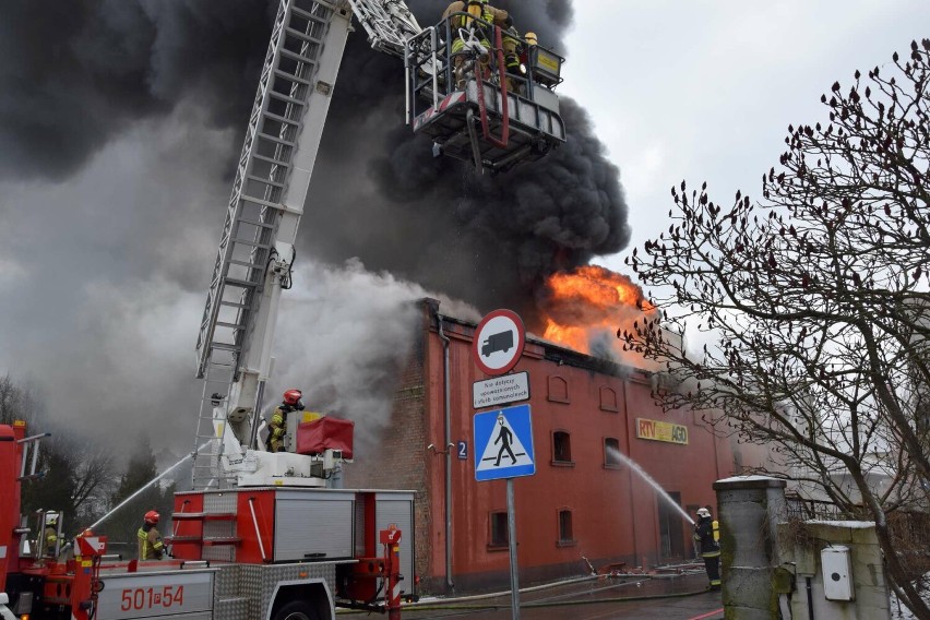 Płonie budynek ze sprzętem AGD i RTV. Na miejscu 20 zastępów...