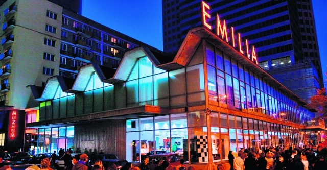 Zapaleniem neonu na pawilonie meblowym Emilia symbolicznie zainaugurowano Festiwal Dizajnu