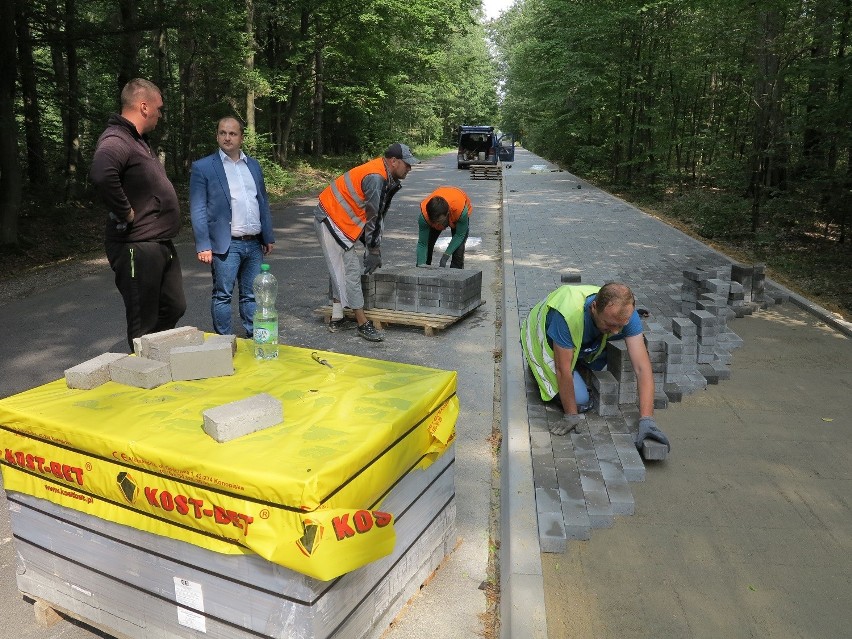 Kilometrowy odcinek ścieżki rowerowej przy drodze Kluki - Parzno będzie gotowy we wrześniu