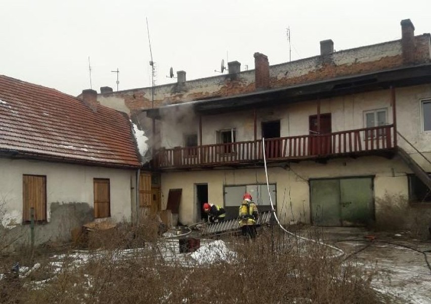 Pożar w centrum Jędrzejowa. Na pogorzelisku strażacy znaleźli zwęglone zwłoki mężczyzny