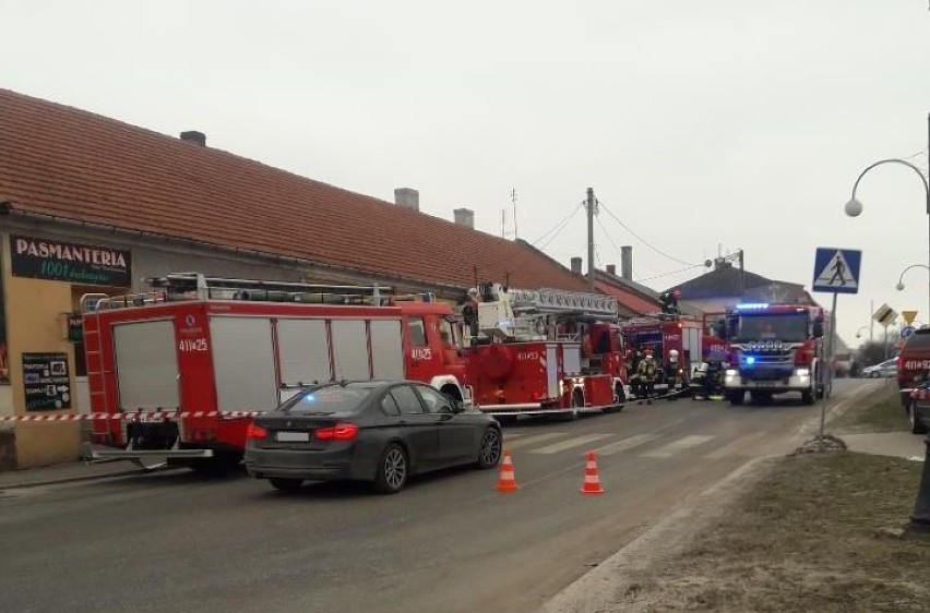 Pożar w centrum Jędrzejowa. Na pogorzelisku strażacy znaleźli zwęglone zwłoki mężczyzny