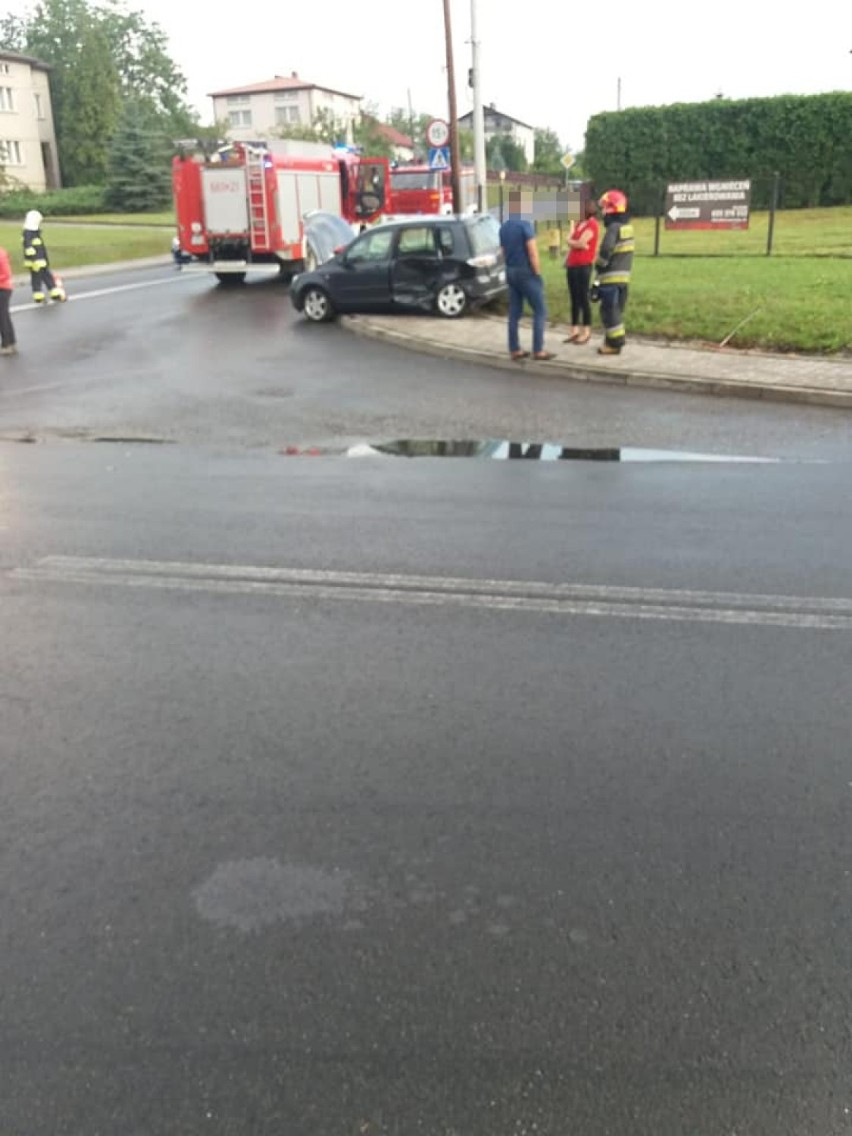 Wypadek na skrzyżowaniu ulic Centralnej i Wolności w Połomi