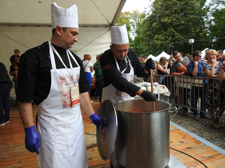 Ukraiński Piknik Kulinarny „Sąsiedzi Przy Stole” w Suwałkach. Ukraińskie przysmaki i koncerty [Zdjęcia]