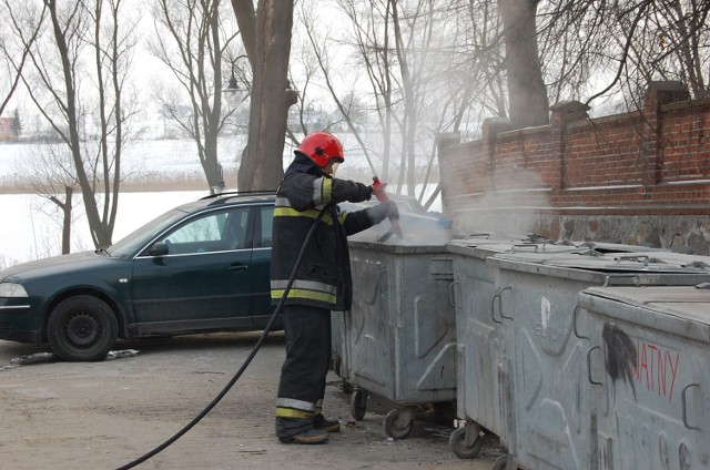 O tym, jak szkodliwe jest spalanie śmieci w piecach, łatwo się przekonać obserwując gryzący dym z palących się śmietników