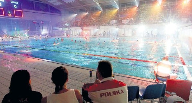 Efektowny pokaz świateł przed meczem piłki wodnej Polska – Dania. Takich atrakcji podczas mistrzostw Europy także nie powinni zabraknąć.