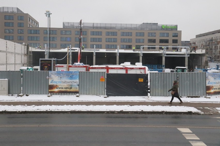 Wrocław. W centrum miasta, na ulicy Rychtalskiej na Kleczkowie, powstaje nowa galeria handlowa (ZDJĘCIA)