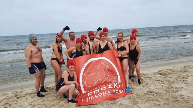 Zielonogórska grupa „Foczki” sezon morsowania zakończyła kąpielą w Morzu Bałtyckim.