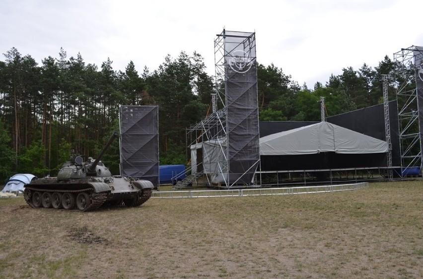 Czołg został już podstawiony do parku 1000-lecia w Pajęcznie, który w weekend będzie areną dwudniowego święta miasta