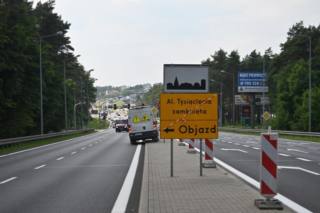 Jutro (wtorek 29 czerwca 2021 r.) o godz. 7 rano wprowadzona zostanie tymczasowa organizacja ruchu na wiadukcie w Olkuszu. Montaż o tymczasowego oznakowania już rozpoczął się.