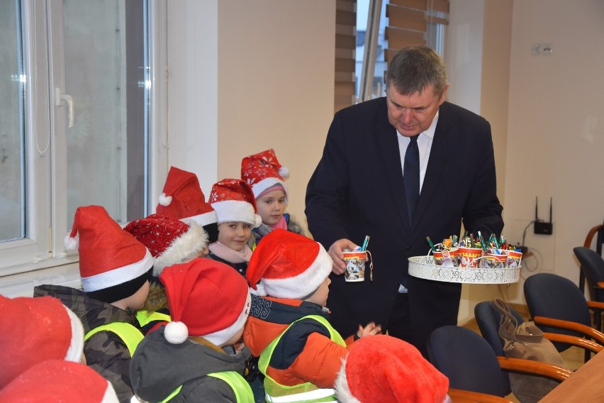 Przedszkolaki odwiedziły burmistrza Rogoźna [ZDJĘCIA]