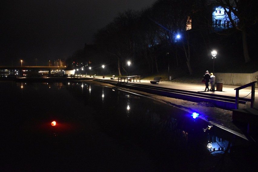 Walentynkowe morsowanie w Malborku. Wieczór zakochanych na Kąpielisku Miejskim