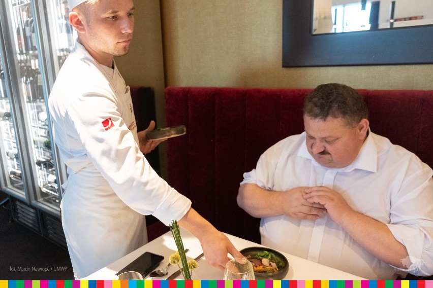 Zwycięzcy konkursu „Gotuj z klasą” zakończyli praktyki w restauracji Karola Okrasy. Ich dań próbował Stanisław Derehajło (zdjęcia)