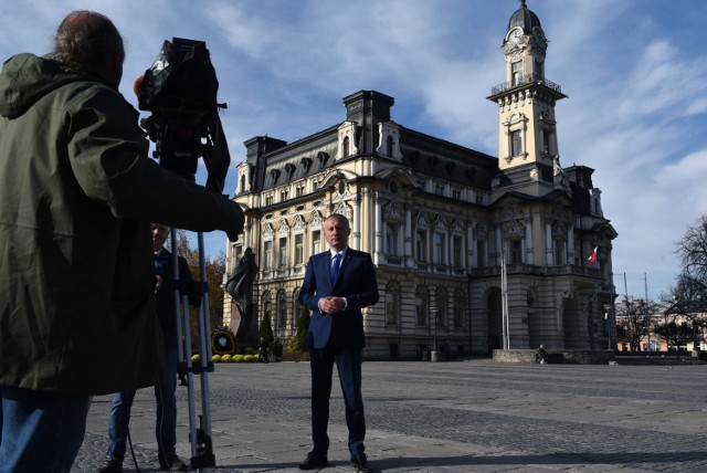 Ludomir Handzel od listopada 2018 roku urzęduje w nowosądeckim ratuszu. Prezydent Nowego Sącza nie potrafi porozumieć się z większościowym klubem w Radzie Miasta, czyli PiS Wybieram Nowy Sącz