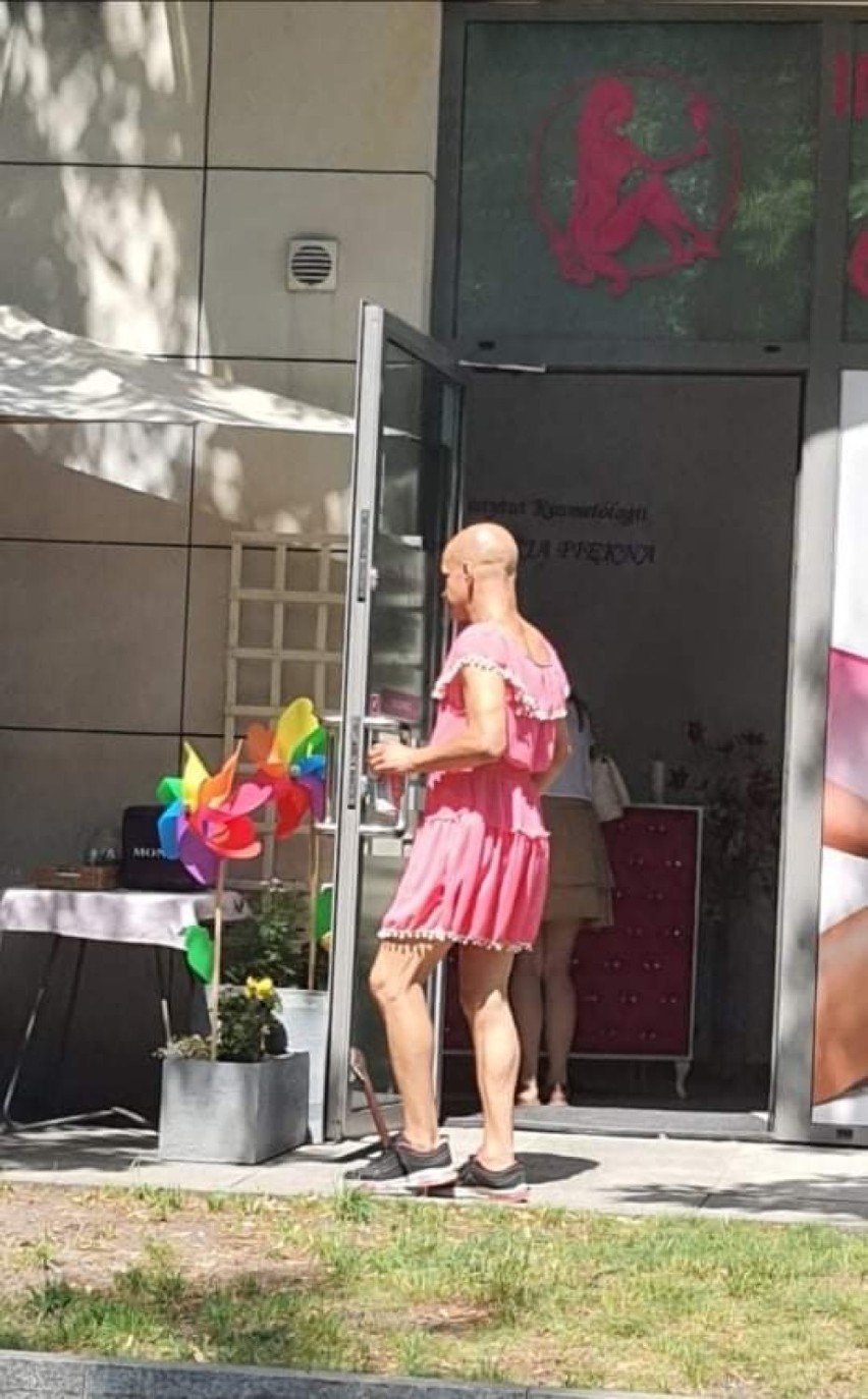 Szok! 4 kilogramy lodów z kawiarni AleBabeczka w Kielcach ukradł łysy mężczyzna w... różowej sukience (WIDEO)