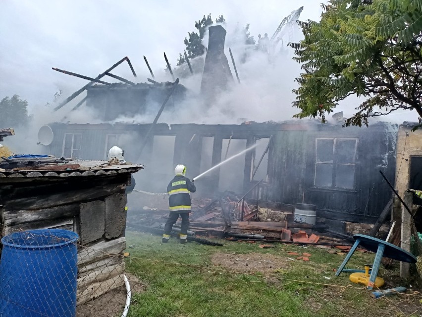 Pożar domu w Wiśniówce w powiecie nowodworskim 19.08.2021. Spalił się drewniany budynek mieszkalny, ewakuowało się 5 osób