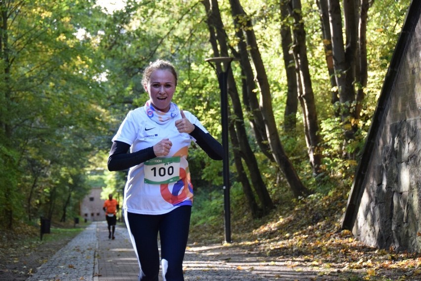 Uczestnicy na trasie zawodów biegowych na 5 km na Górze...