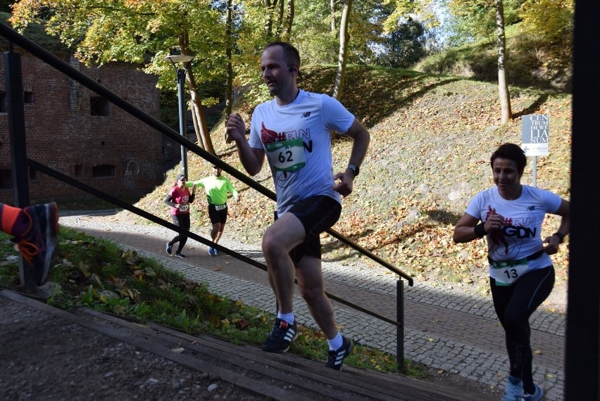 Uczestnicy na trasie zawodów biegowych na 5 km na Górze...