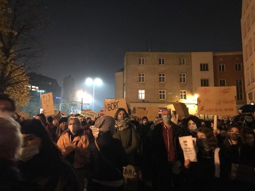 Gdańsk: Protest po orzeczeniu TK ws. aborcji na Targu Drzewnym w poniedziałek, 26.10.2020. Tysiące osób pod pomorskim biurem posłów PiS