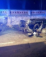 Tragiczny wypadek pod Wrocławiem. Młody mężczyzna wjechał w mur