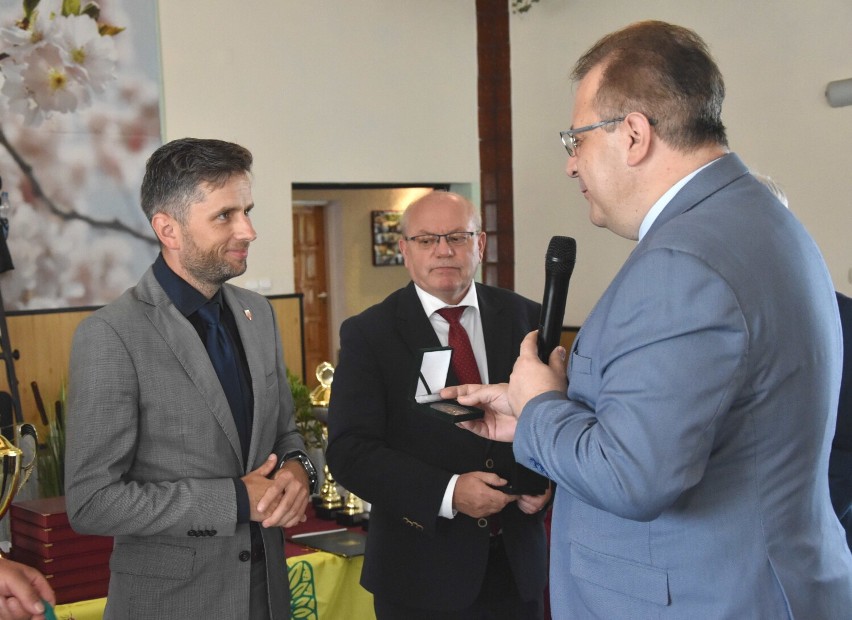 Malbork. Wspólny jubileusz rodzinnych ogrodów działkowych. Minuta ciszy, puchary, dyplomy i wiele ciepłych słów 