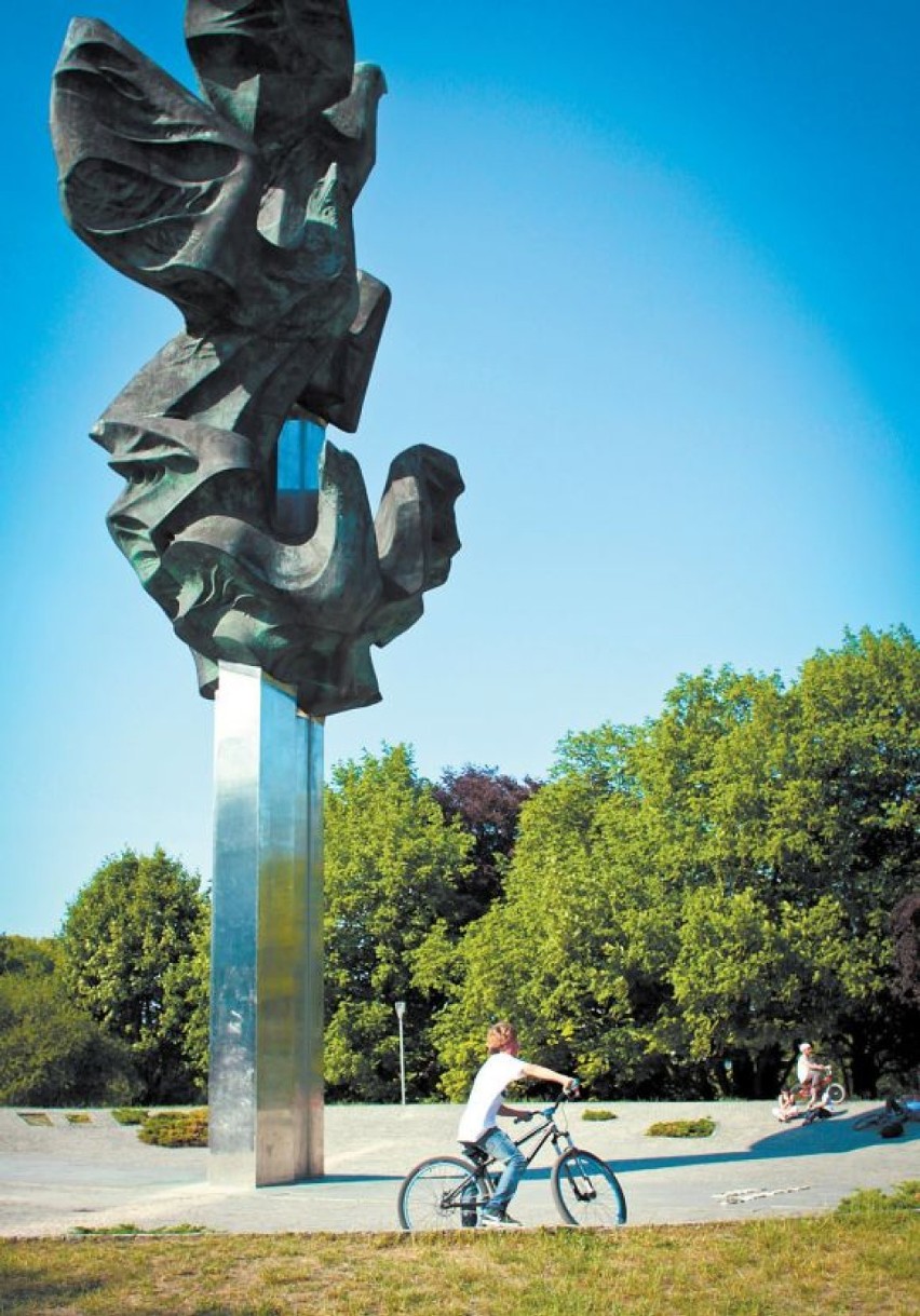 Rowerzystów, którzy „rozjeżdżają” otoczenie Pomnika Czynu Polaków, można spotkać o każdej porze dnia.