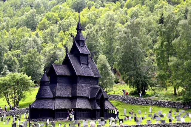 fot R.Grzeszczyk.  Kości&oacute;ł jest położony ponad 250 km na p&oacute;łnocny zach&oacute;d od Vang, w kt&oacute;rym kr&oacute;l pruski Fryderyk Wilhelm IV kupił świątynię stojącą dziś w Karpaczu.